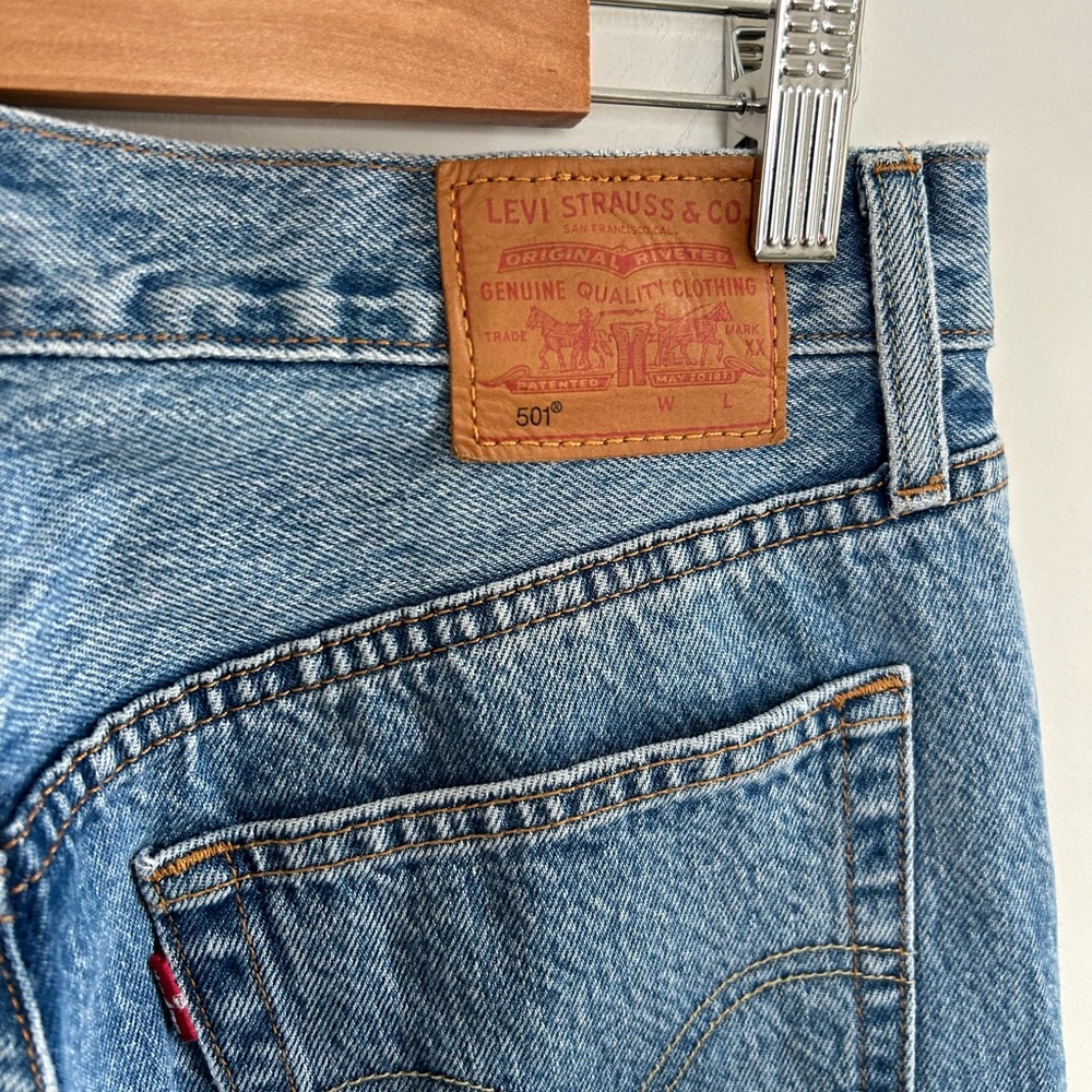 Levi's Mid-Blue Cropped Straight Jeans - Picture 4 of 7